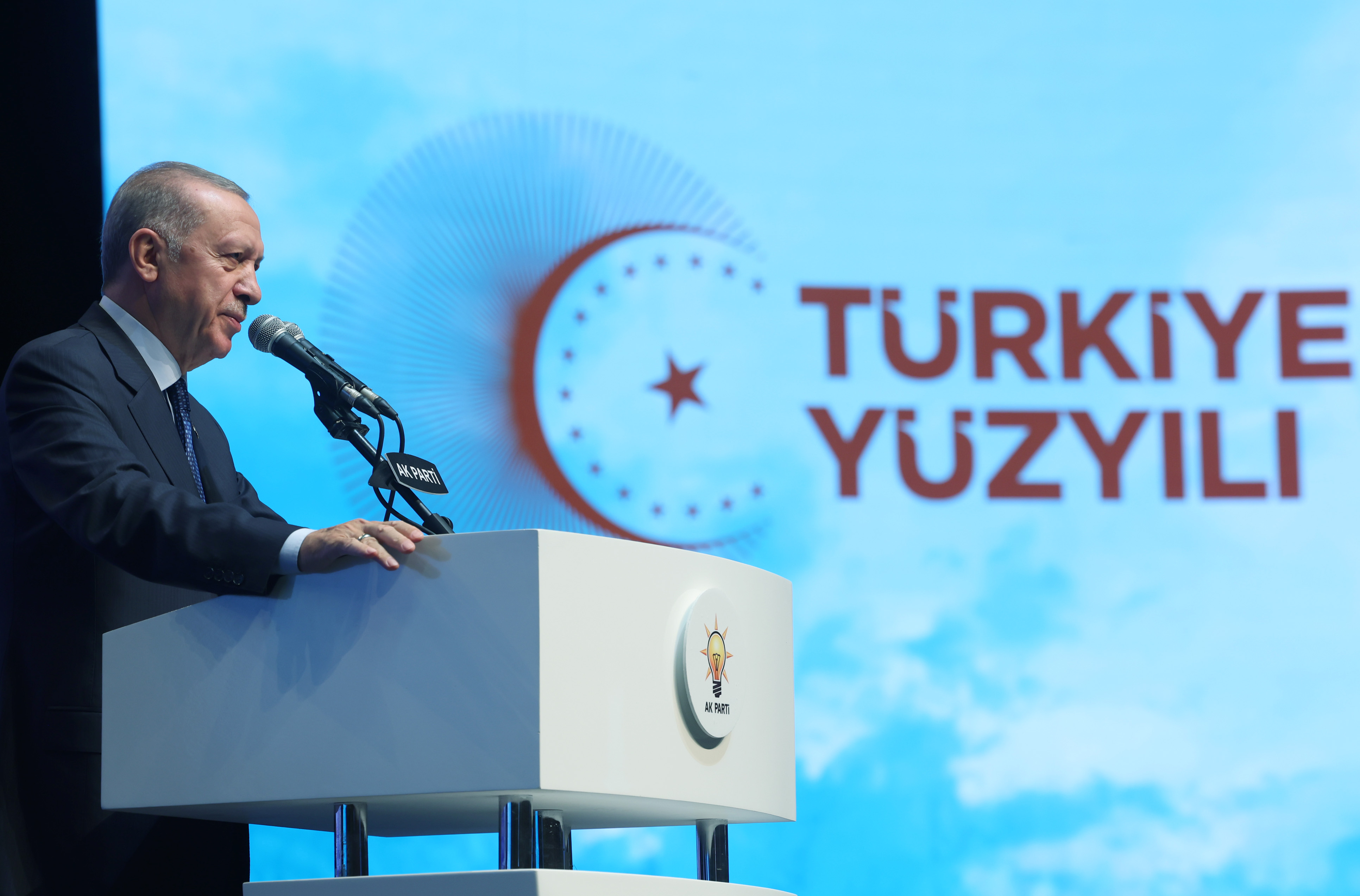 Cumhurbaşkanı Erdoğan: AK Parti, yasakların karabasan gibi çöktüğü Türkiye'ye umudun adı olmuştur