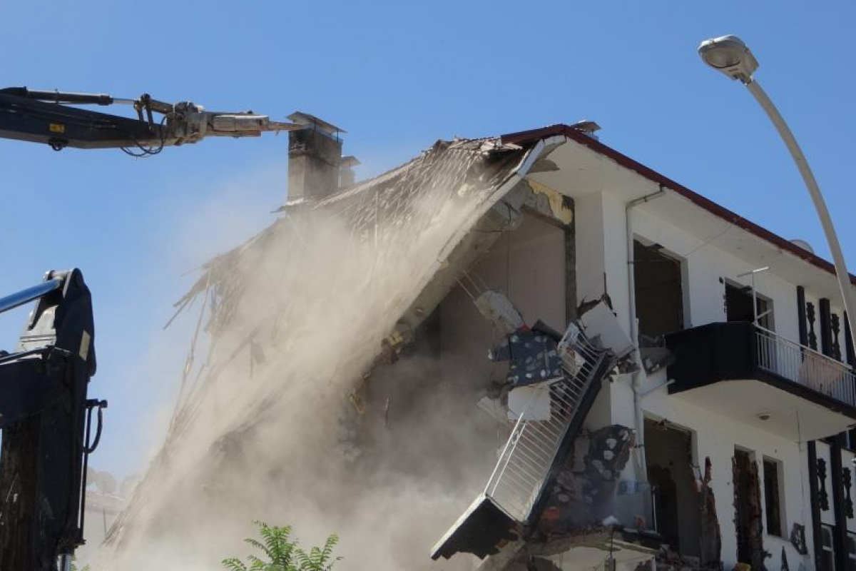 Malatya’da ağır hasarlı binaların yıkımı sürüyor!