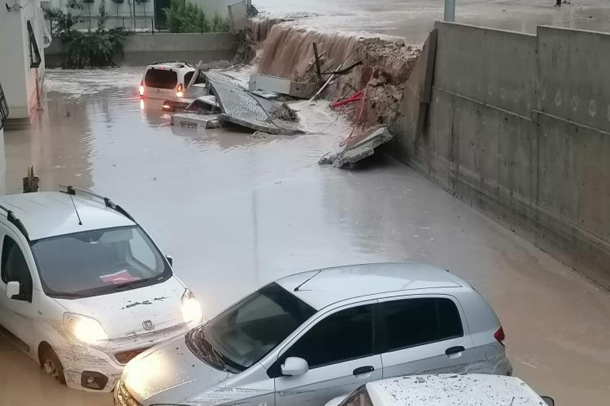 Mersin'de yagmur etkili oldu, onlarca araç sular içinde kaldi