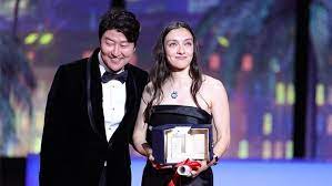 Merve Dizdar Cannes Film Festivali'nde en iyi kadin oyuncu ödülünü aldi
