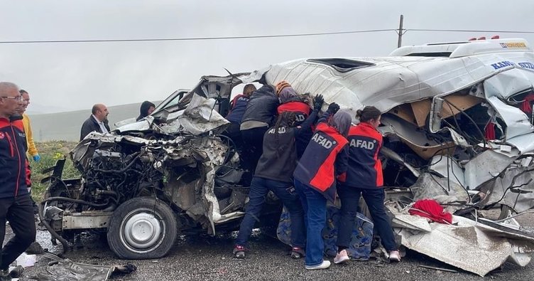 Sivas'ta tir ile yolcu minibüsünün çarpistigi kazada 4 kisi öldü